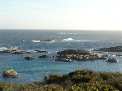 Rocky outcrop protecting the pool - 12Kb